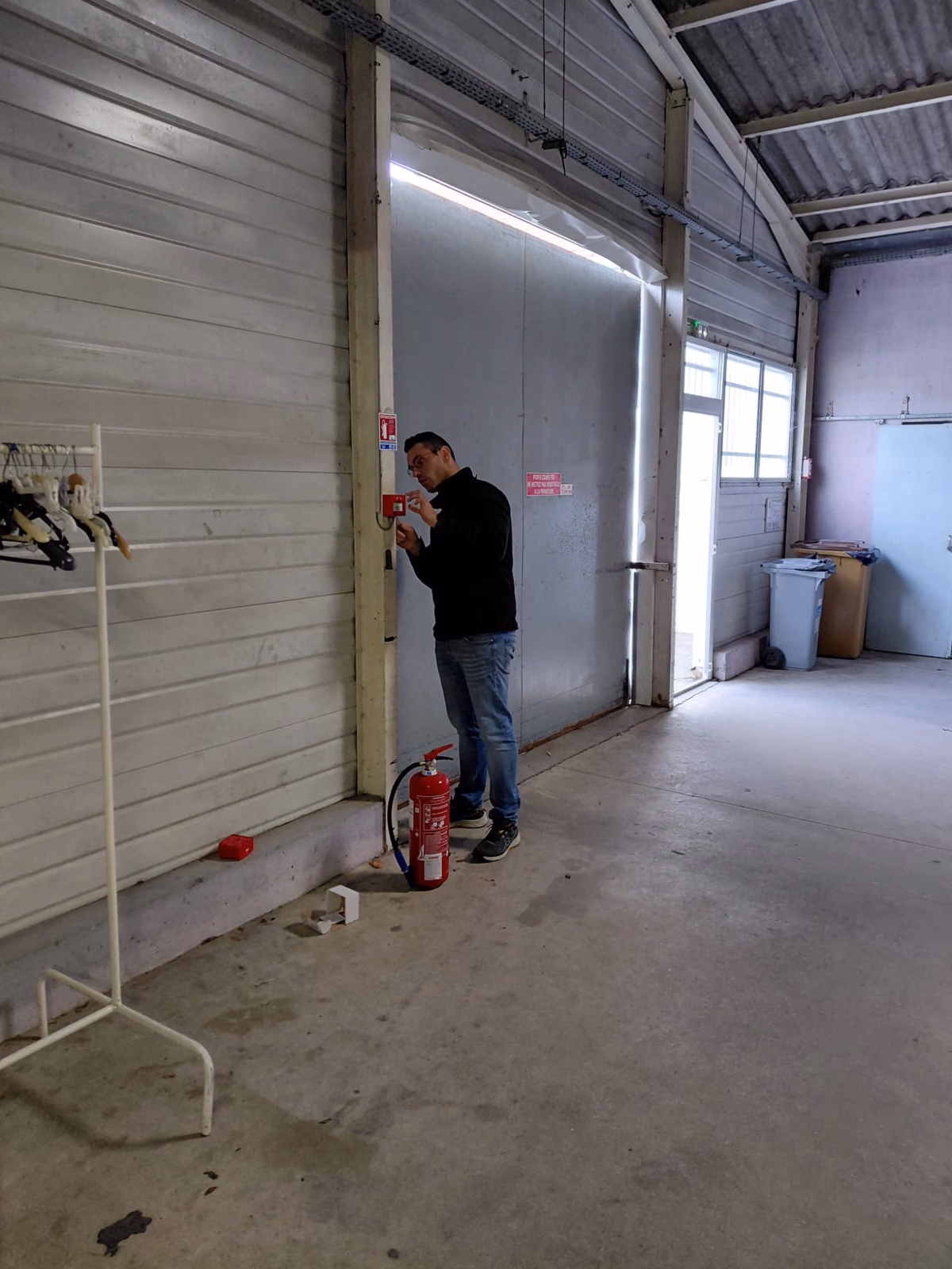 Coffret de désenfumage ouvert avec cartouches de gaz CO2 et commande manuelle, installé dans une salle de réception à Saint-Seurin-sur-l'Isle