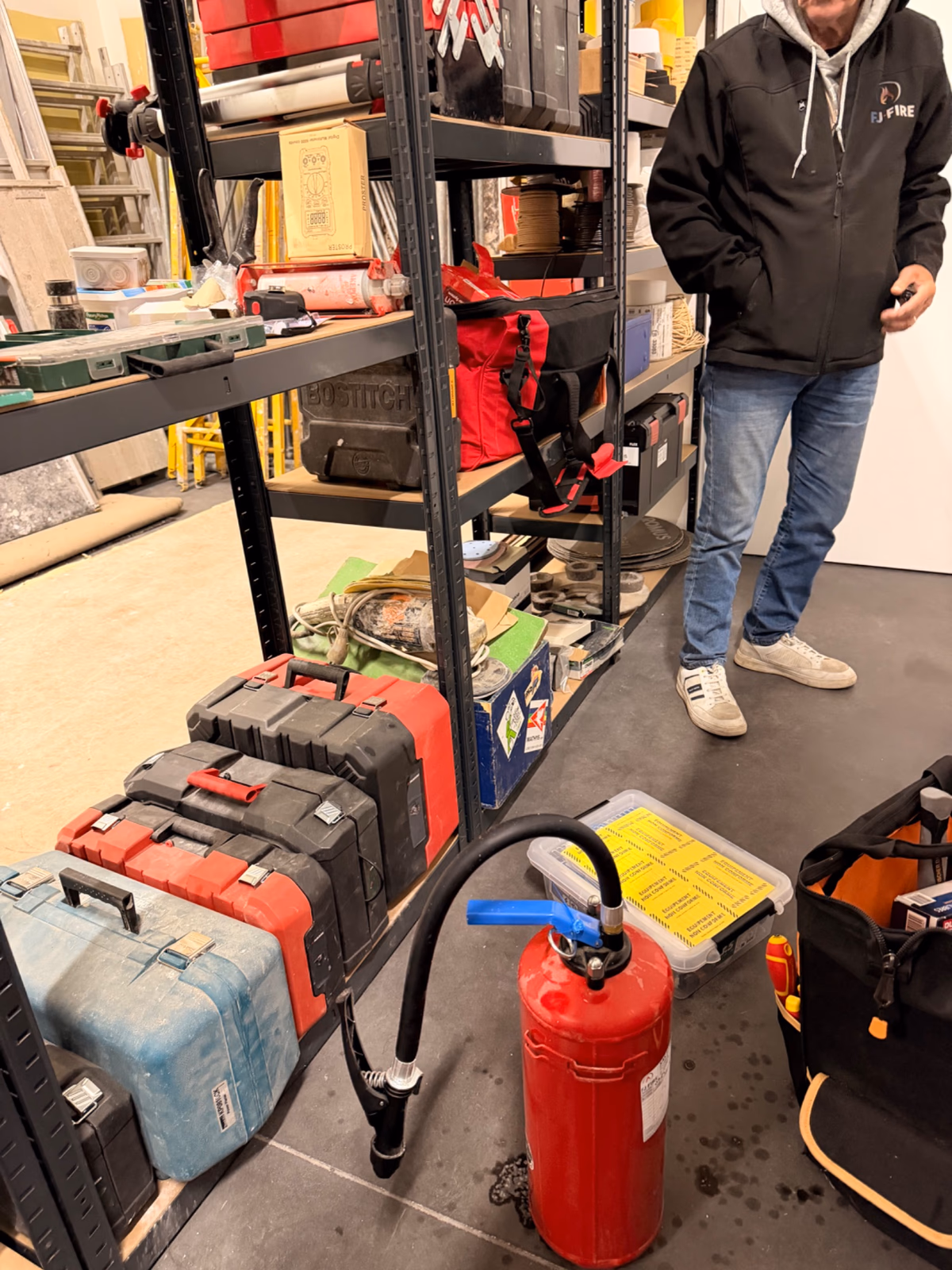 Contrôle d'un extincteur CO2 et du matériel stocké dans le dépôt d'une entreprise de peinture à Baurech, vérification annuelle FJ Fire