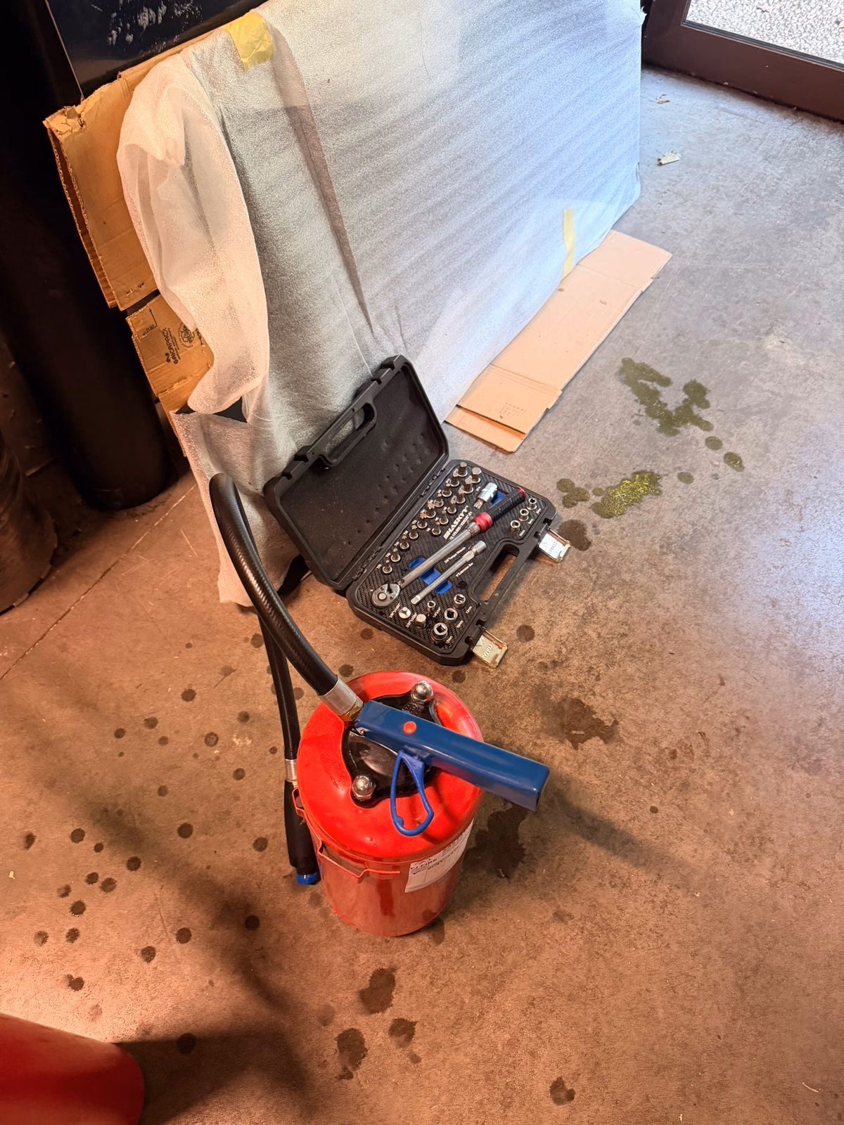 Extincteur CO2 vérifié près du tableau électrique d'une entreprise de poêles à granulé à Libourne — maintenance annuelle NF S61-919 par FJ Fire