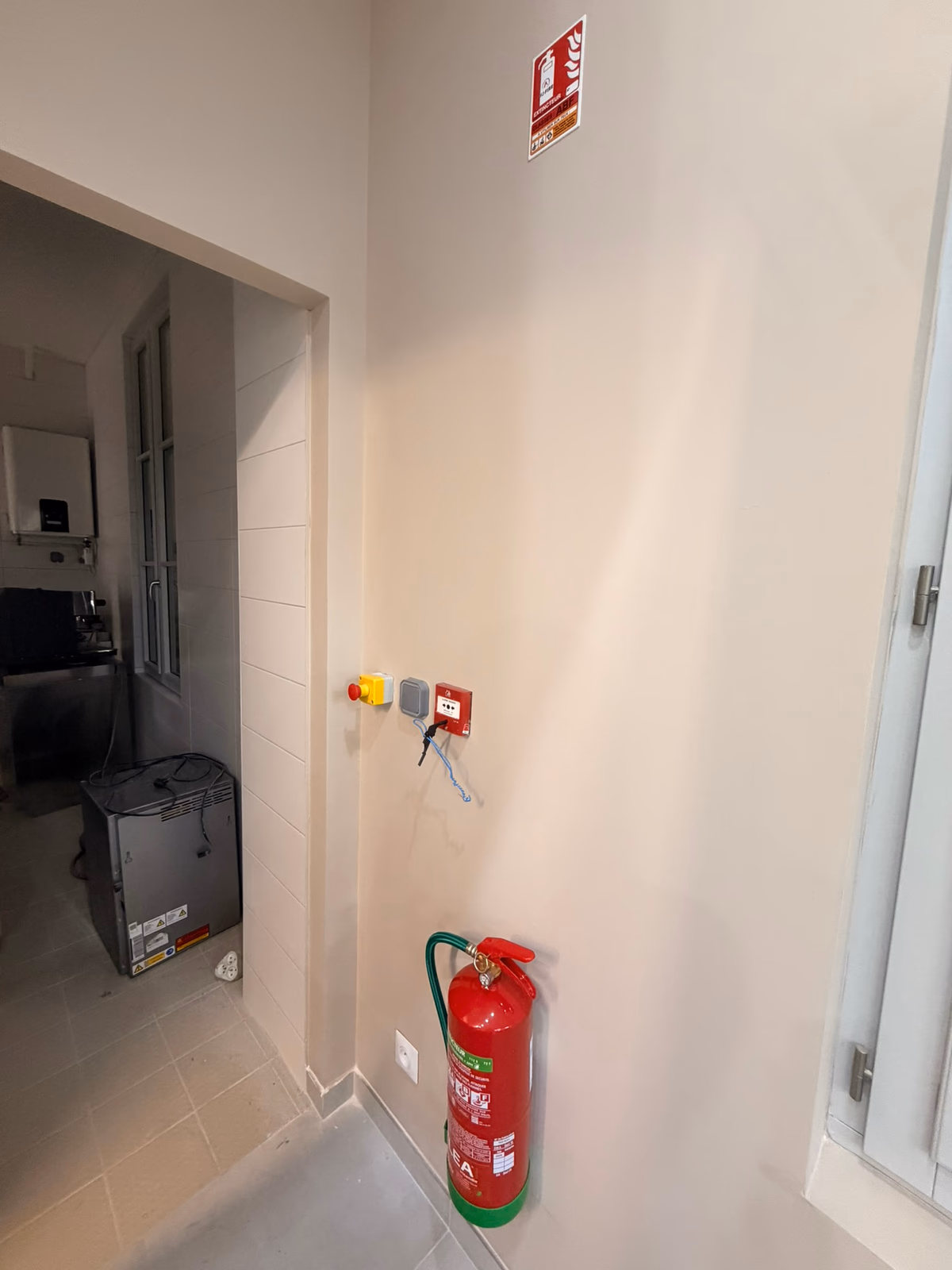 Extincteur eau pulvérisée 6L et système d'alarme type 4 posés dans la réserve d'un restaurant à Libourne