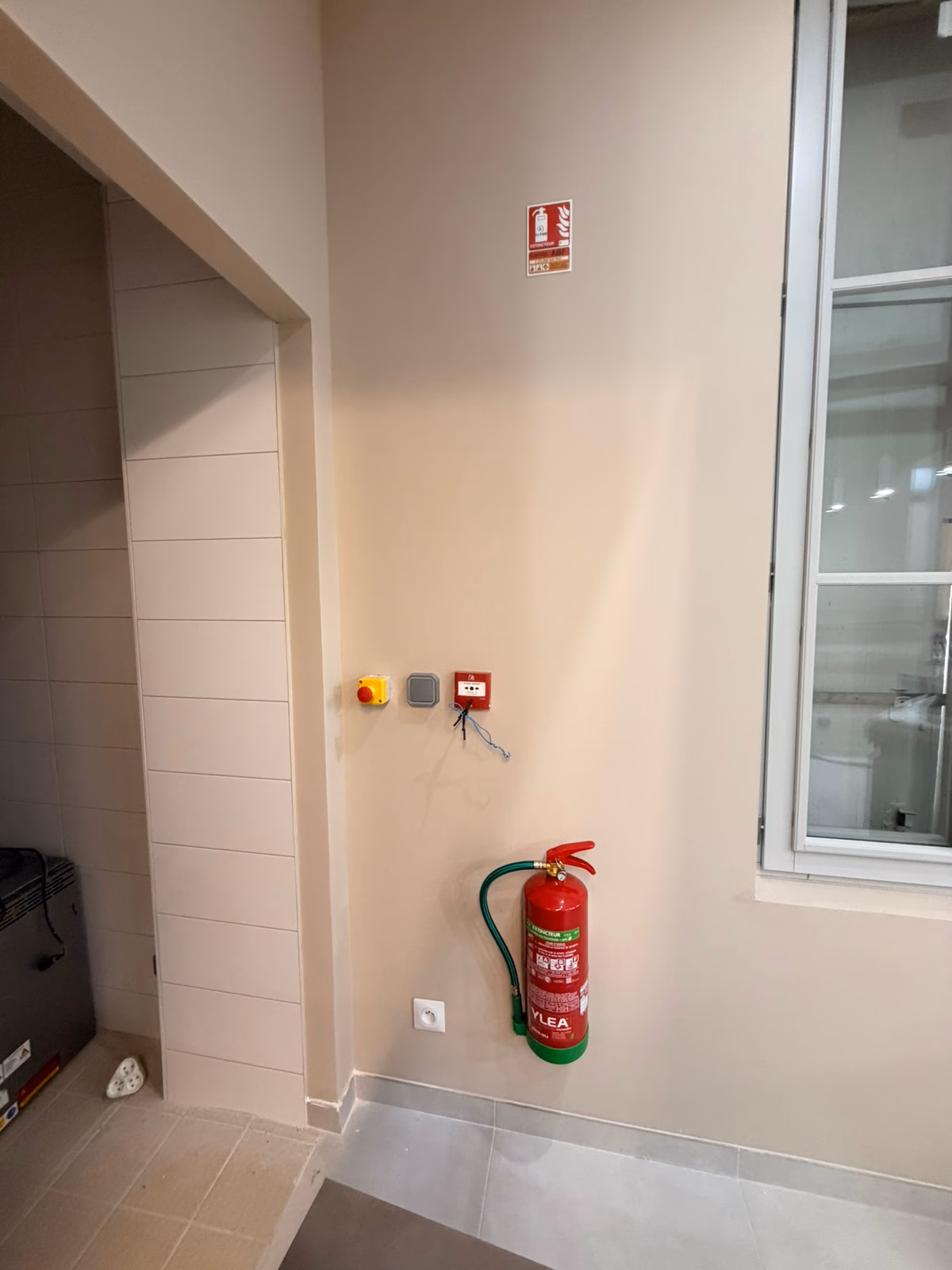 Extincteur et déclencheur manuel d'alarme type 4 installés dans la circulation d'un restaurant à Libourne