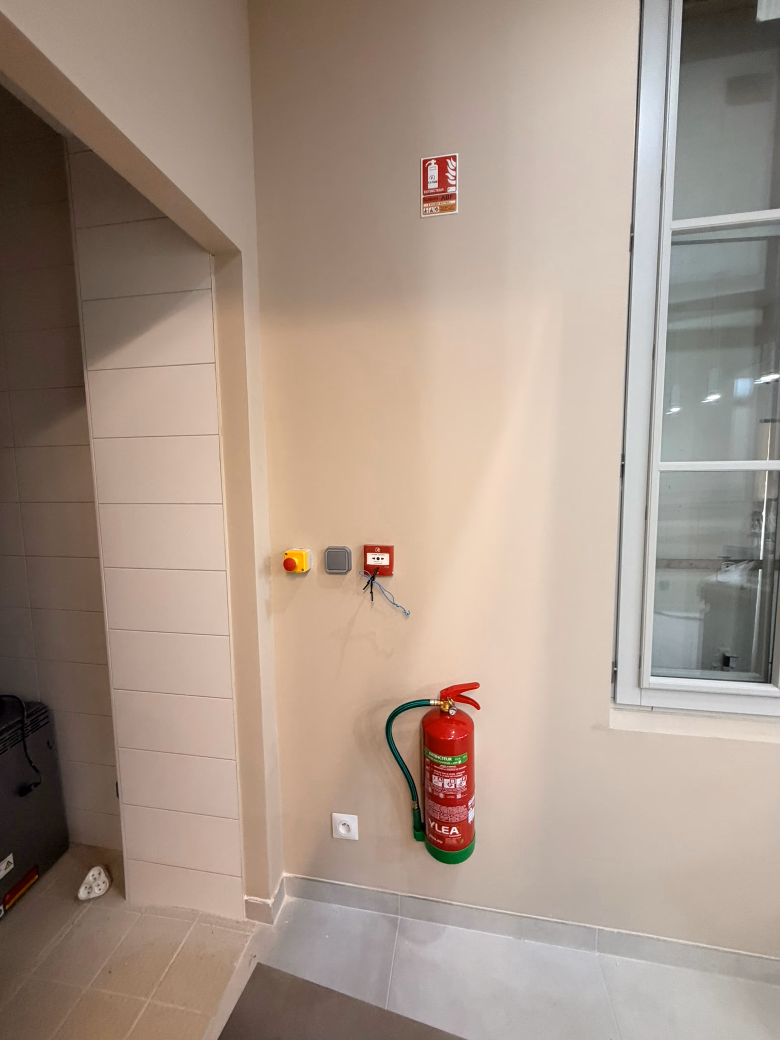 Installation d'extincteurs et d'une alarme type 4 dans un restaurant à Libourne