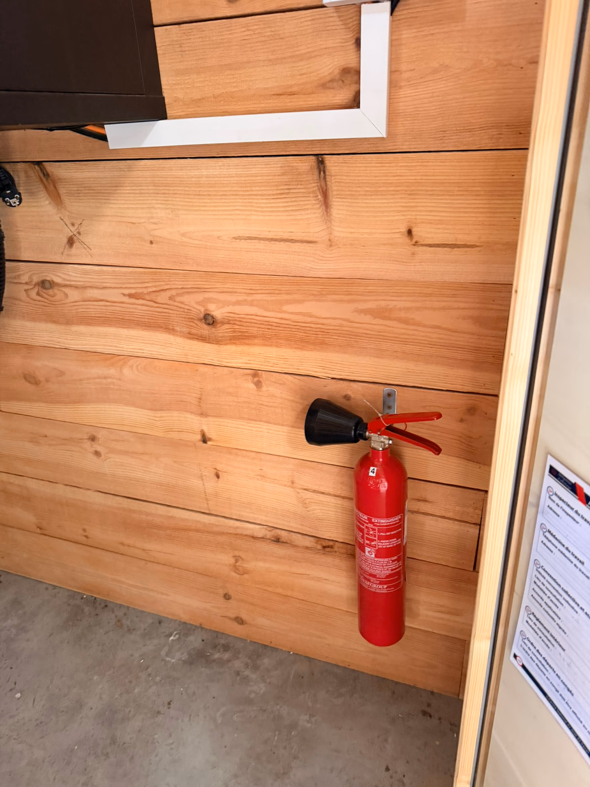 Installation d'extincteurs et registre de sécurité dans une salle de crossfit à Lacanau — photo 2