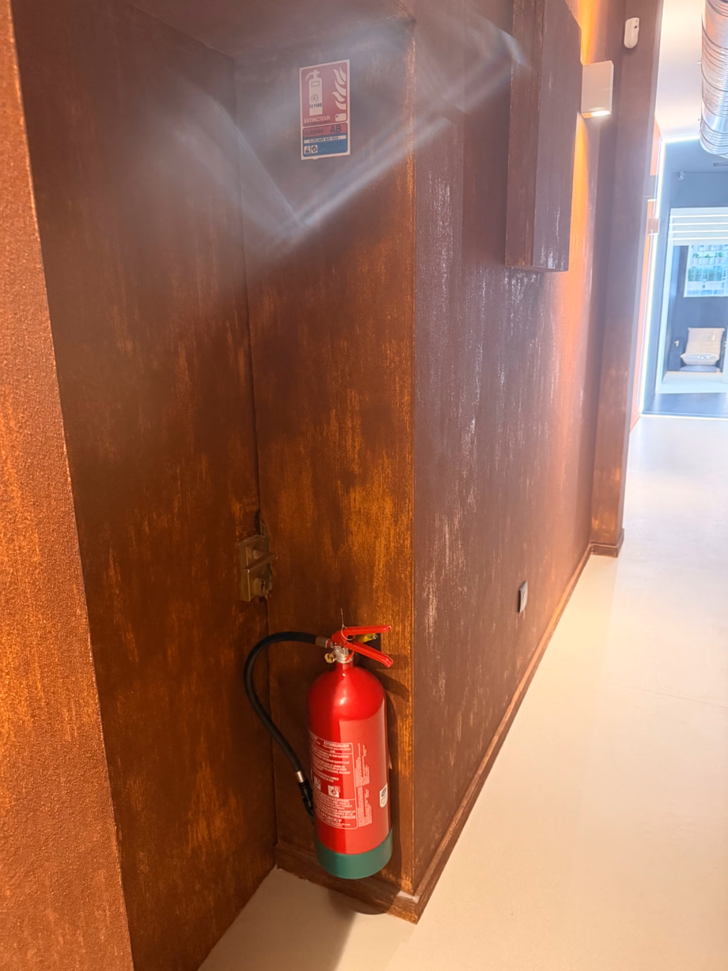 Installation d'extincteurs et alarme incendie type 4 dans un institut de beauté à Bordeaux