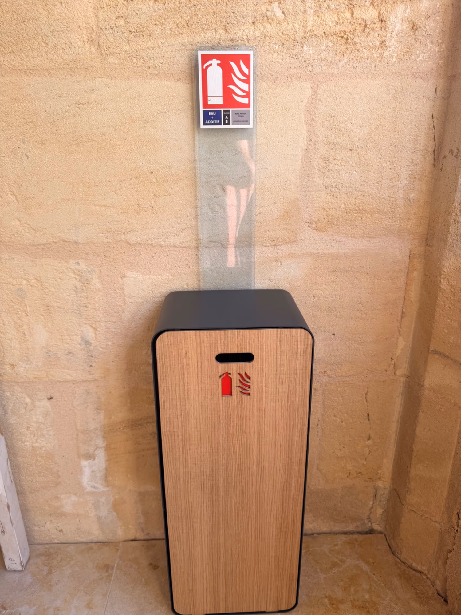 Installation de 3 extincteurs à eau dans des coffrets design pour une maison d'hôtes à Saint-Jean-de-Blaignac