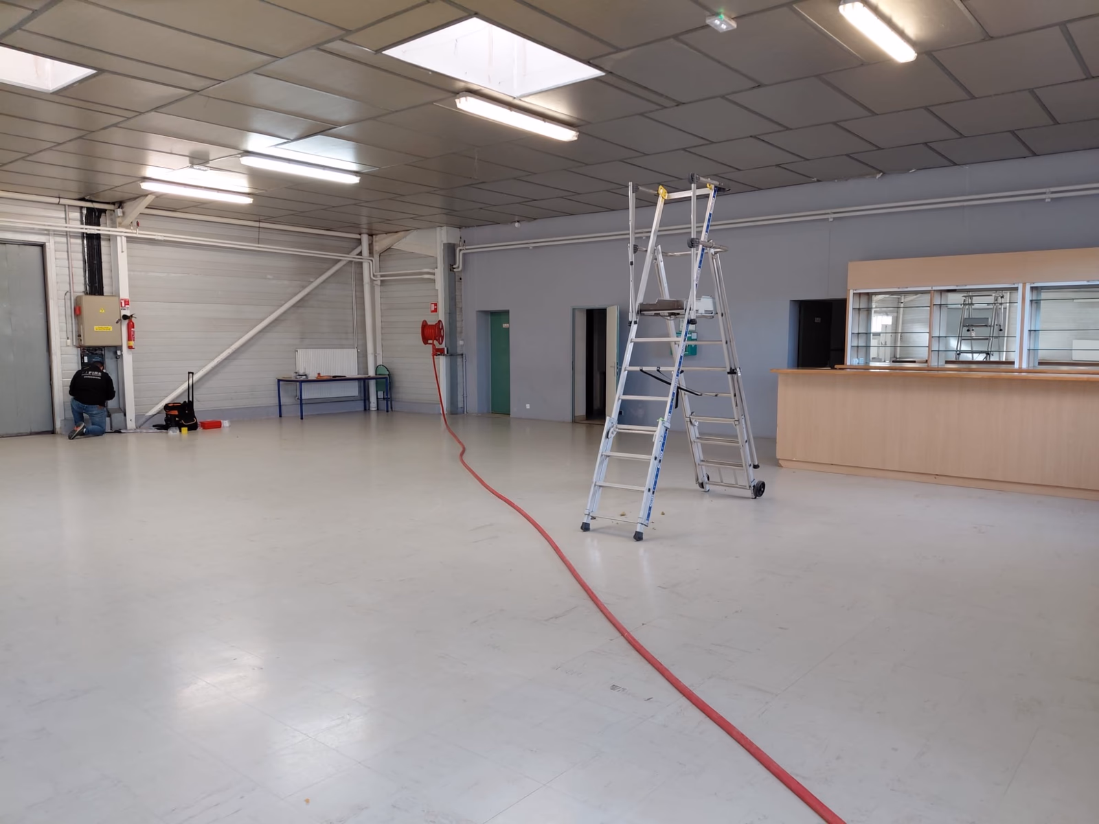 Installation d'un parc complet extincteurs, RIA, BAES et désenfumage dans une salle de réception événementielle à Saint-Seurin-sur-l'Isle