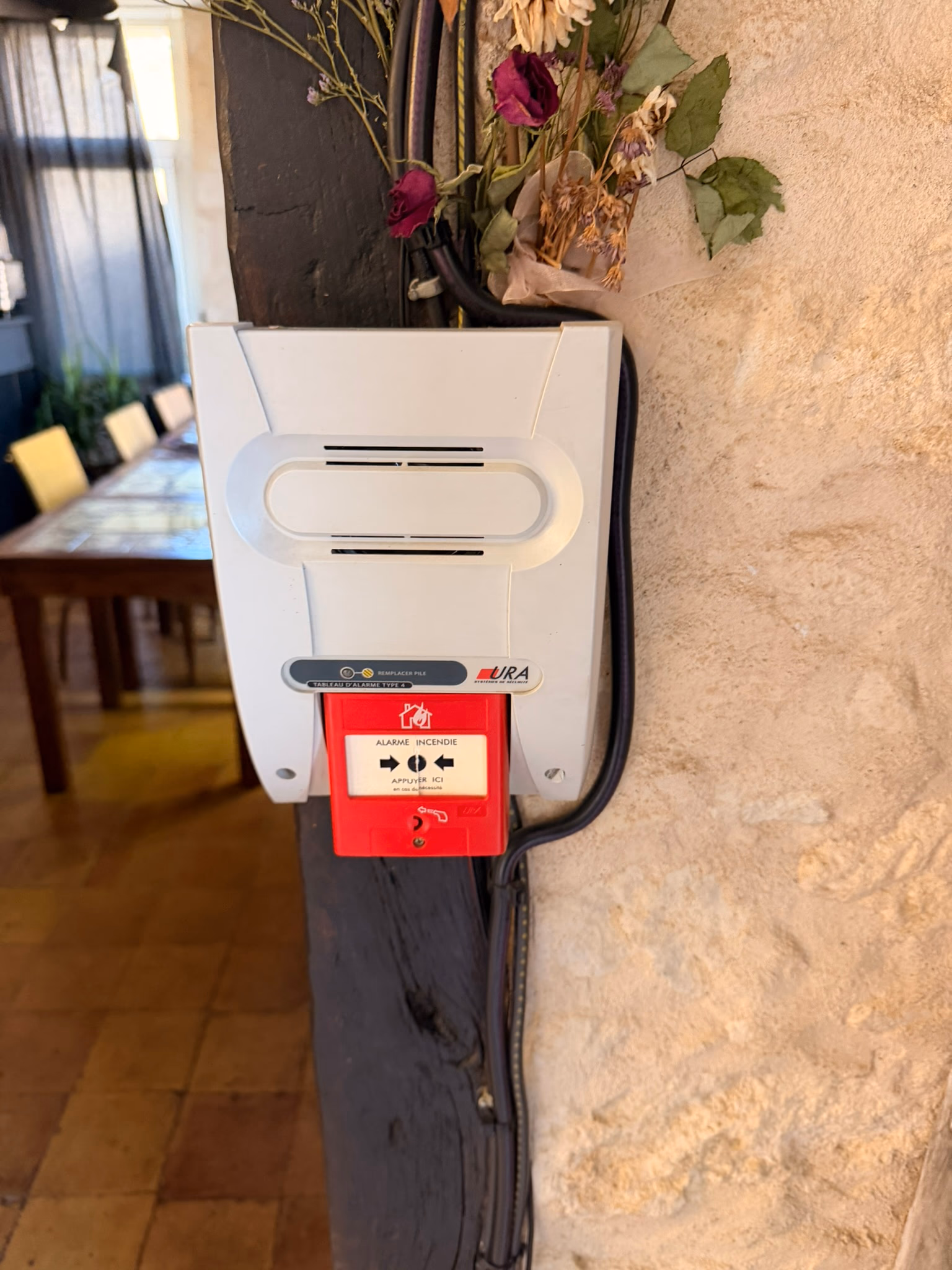 Maintenance d'un restaurant à Montpeyroux : extincteurs, BAES et alarme type 4