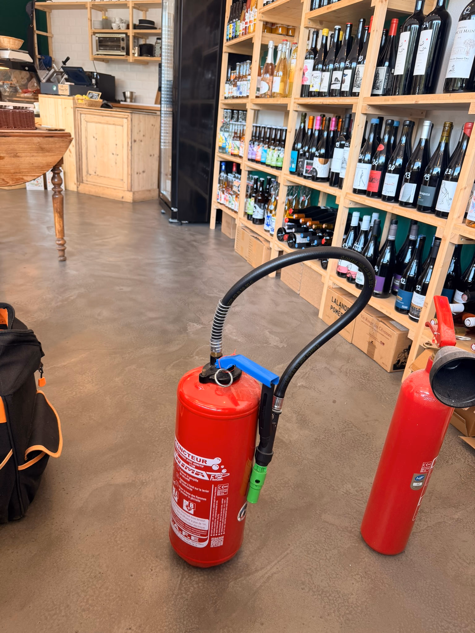 Maintenance des extincteurs d'une épicerie à Vayres, près de Libourne : eau pulvérisée 6L et CO2