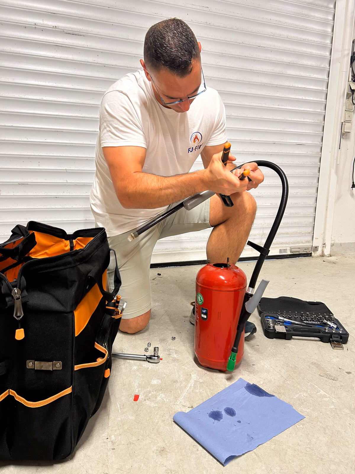 Maintenance annuelle des extincteurs d'un dépôt d'entreprise de climatisation à Abzac — photo 3