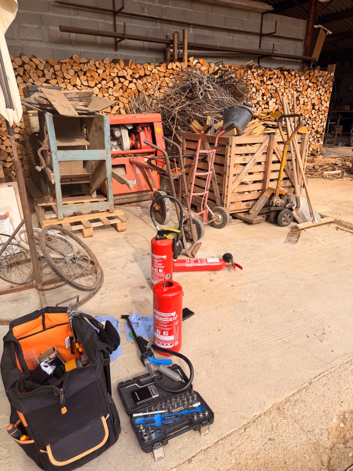 Installation d'extincteurs dans un atelier de menuiserie et fabrication bois à Cercoux