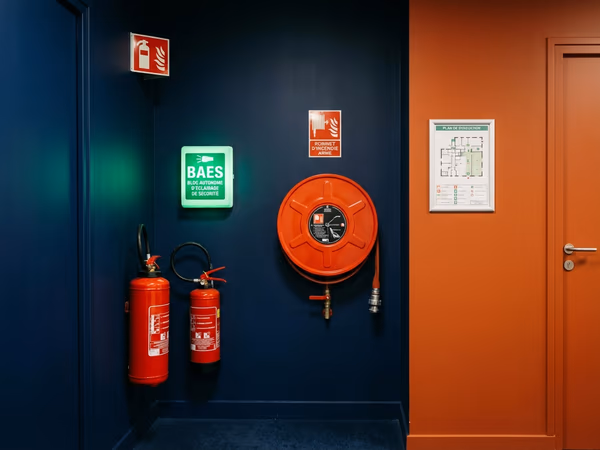 Équipements de sécurité incendie professionnels : extincteurs, BAES, RIA et plans d'évacuation